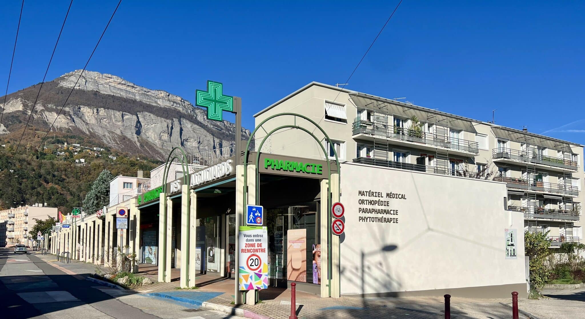 PHARMACIE DES AIGUINARDS – 38240